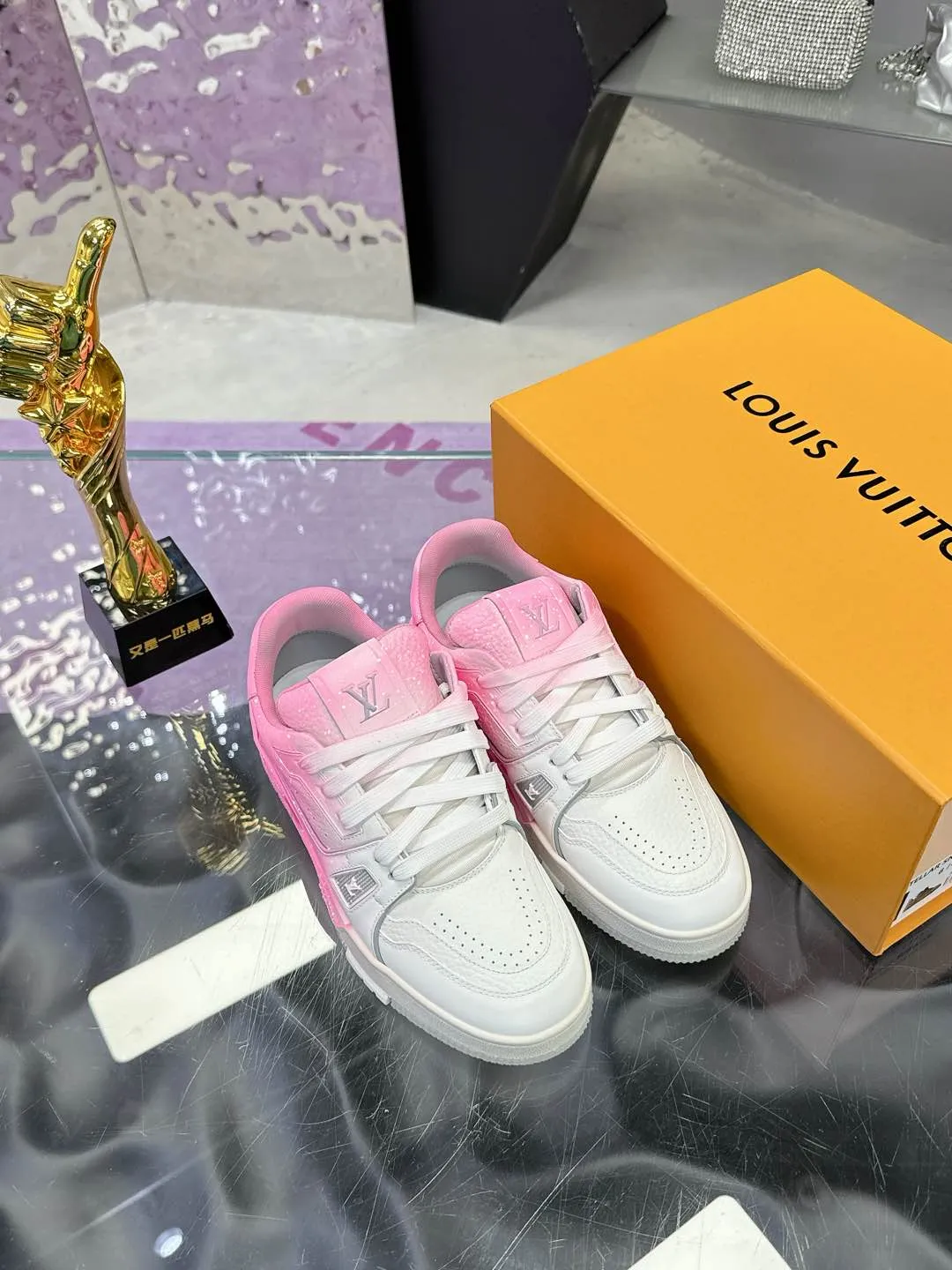 Men's men's shoes💰840❤️❤️❤️ (craft style, hand-rubbed, distressed, solid color, couple style) Original development, quality shipment, welcome to compare ❥❥❥❥❥❥LV sneaker series LV Trainer Maxi sneakers introduce the loose silhouette of the ready-to-wear series into the LV Trainer sneaker design written by Virgil Abloh, making an eye-catching appearance at the 2023 spring and summer men's wear show. The cow leather upper is combined with rough fabric laces, and colorful beading highlights the brand's classic elements. LV letters mark the tongue and Monogram floral outsole. Mixed materials Made of first-layer cowhide, wrapped in imported custom-printed denim, thick shoelace design, large Monogram print on the side, "lv 54" badges on the tongue and heel, rubber outsole decorated with Monogram flowers, mesh lining and cotton feet, the comfort is as extreme as ever, premium heritage, quality first, worth owning! Size: 35-40 for women, 39-44 for men (45 and 46 are custom-made and non-returnable) ♡Full set of packaging with original gift box